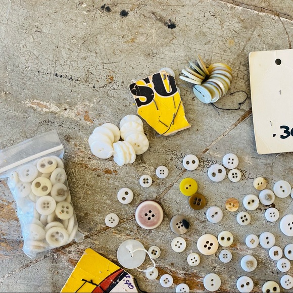 ♥️ Vintage ♥️ White & Cream Button Lot - Picture 9 of 10